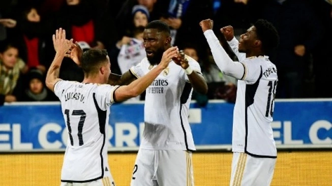 Selebrasi Lucas Vazquez usai mencetak gol kemenangan Real Madrid atas Alaves. (sumber: suara.com)