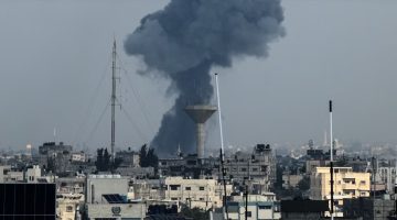 Asap mengepul di atas gedung-gedung selama serangan Israel di Rafah di Jalur Gaza selatan pada 1 Desember 2023, setelah pertempuran Israel dan Hamas kembali mulai. (Foto: AFP)