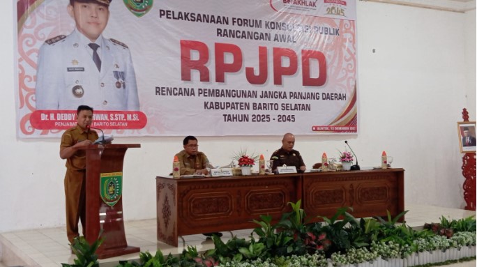 Rahmat Nuruadin, Asisten II saat membacakan pidato Pj. Bupati Barsel dalam kegiatan forum konsultasi publik rancangan awal RPJPD Kabupaten Barsel, periode 2025-2045, bertempat di Aula Kantor Bappeda, Selasa (12/12/2023). Foto. Alifansyah/1tulah.com


