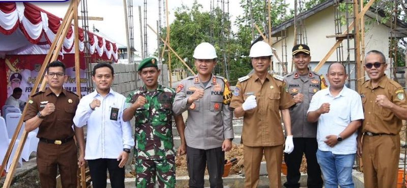 Peletakan batu pertama pembangunan rumah dinas (Rumdis) Wakapolres Kabupaten Barito Utara di Jalan Bhayangkara Muara Teweh, Senin (4/12/2023).Foto:Delia/1tulah.com