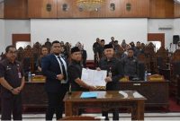 Wakil Ketua I DPRD Kapuas Yohanes menyerahkan dokumen kepada Sekda Kapuas Septedy usai rapat paripurna di gedung DPRD Kapuas, akhir pekan lalu.