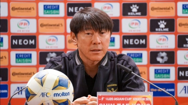 Pelatih Shin Tae-yong full senyum dengan prediksi susunan Timnas Indonesia di ajang Piala Asia 2023 (sumber: suara,com)
