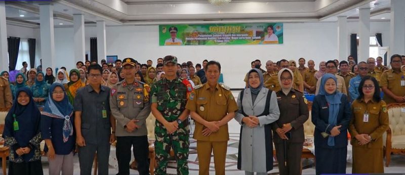 Pembukaan Sosialisasi Pengelolaan Sampah Organik dan Anorganik melalui pembuatan kompos, Eco Enzyme, Magot serta bank sampah Tahun 2023 yang dilaksanakan oleh Dinas Lingkungan Hidup (DLH) Kabupaten Barito Utara di gedung serba guna Balai Antang, Muara Teweh, Selasa (5/12/2023). Foto:Delia/1tulah.com