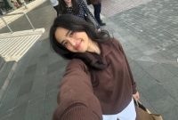 Starrisya Andhita Selfie Sambil Tenteng Paper Bag Zara (sumber: suara.com)