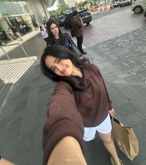Starrisya Andhita Selfie Sambil Tenteng Paper Bag Zara (sumber: suara.com)