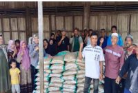 Anggota DPRD Kapuas, Sri Umi Daryatun saat menyalurkan bantuan bibit padi di Desa Tajepan, Kecamatan Kapuas Murung. 