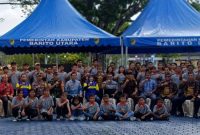 ROmbongan Tim Fstival tandak Intan Kaharingan, saat foto bersama Pj Bupati Barito Utara, Drs Muhlis, Sabtu (16/12/2023).Foto.delia