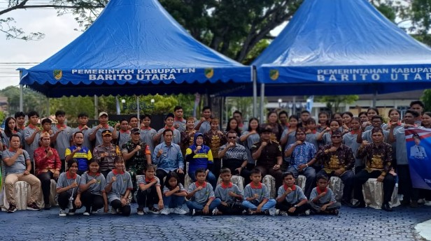 ROmbongan Tim Fstival tandak Intan Kaharingan, saat foto bersama Pj Bupati Barito Utara, Drs Muhlis, Sabtu (16/12/2023).Foto.delia