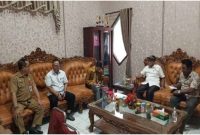 Sekretaris Sekretaris DPRD Kapuas Perry Noah saat melakukan pertemuan dengan Anggota DPRD Kabupaten Tapin Kalimantan Selatan di Gedung DPRD setempat, Senin, (13/11/23).