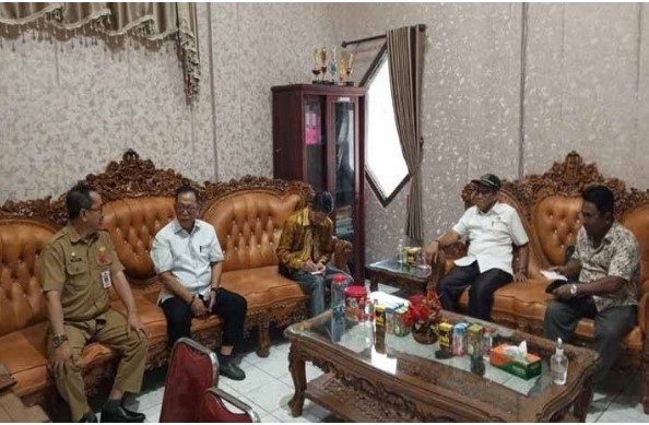 Sekretaris Sekretaris DPRD Kapuas Perry Noah saat melakukan pertemuan dengan Anggota DPRD Kabupaten Tapin Kalimantan Selatan di Gedung DPRD setempat, Senin, (13/11/23).