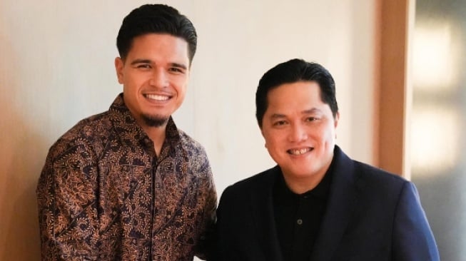 Ketum PSSI, Erick Thohir bersama Ragnar Oratmangoen (sumber: suara.com)