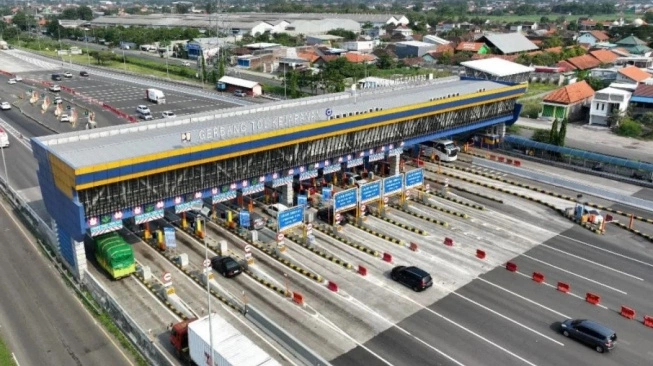 Foto Arsip-Kondisi lalu lintas di Gerbang Tol Kejapanan Utama.  (sumber: suara.com)