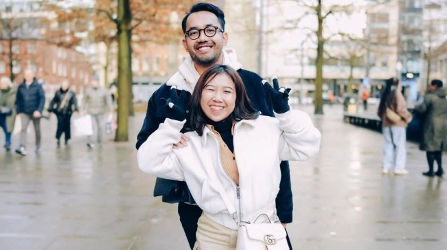 Kiky Saputri dan Muhammad Khairi Liburan ke Inggris. Sumber foto : suara.com