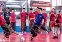 Aksi cawapres nomor urut 2, Gibran Rakabuming Raka saat bermain futsal dengan gus se-Pulau Jawa di Cirebon, Jawa Barat. Sumber foto : suara.com 