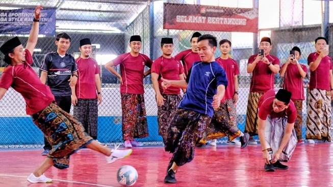 Aksi cawapres nomor urut 2, Gibran Rakabuming Raka saat bermain futsal dengan gus se-Pulau Jawa di Cirebon, Jawa Barat. Sumber foto : suara.com 