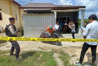Polisi saat gelar rekonstruksi kasus pembunuhan PNS di Muara Teweh, Rabu(10/01/2023). Foto. Deni/1tulah.com