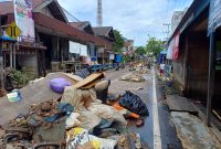 Sampah yang menumpiuk di jalan Mangkusari dan Jalan Sengaji Hilir, Rabu (24/01/2024). Foto.Deni