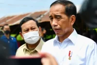 Presiden Joko Widodo atau Jokowi didampingi Menhan Prabowo Subianto saat melakukan kunjungan kerja. Sumber foto : suara.com