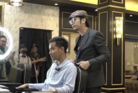 Cawapres nomor urut 2 Gibran Rakabuming Raka akan memangkas rambut sebelum menonton debat capres di Istora Senayan, Minggu (7/1/2024). Sumber foto : suara.com