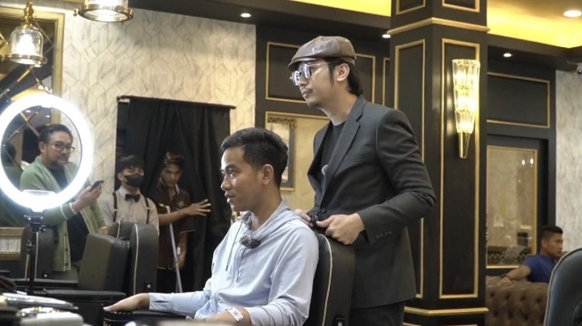 Cawapres nomor urut 2 Gibran Rakabuming Raka akan memangkas rambut sebelum menonton debat capres di Istora Senayan, Minggu (7/1/2024). Sumber foto : suara.com