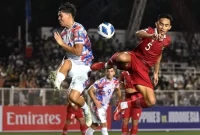 Bek Timnas Indonesia, Rizky Ridho (kanan) berebut bola pada laga Kualifikasi Piala Dunia 2026 zona Asia kontra Filipina di Stadion Rizal Memorial, Manila, Selasa (21/11). Sumber foto : suara.com
