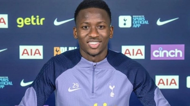 Gelandang asal Senegal Pape Matar Sarr teken perpanjangan kontrak dengan Tottenham Hotspur pada Selasa (02/1). Sumber foto : suara.com