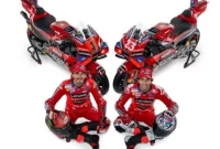 Francesco Bagnaia dan Enea Bastianini berpose dengan motor Ducati Desmosedici GP yang akan mereka tunggangi untuk MotoGP 2024.  Sumber foto : suara.com