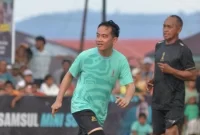 Calon wakil presiden nomor urut 2 Gibran Rakabuming Raka bermain mini soccer bersama Raffi Ahmad. Sumber foto : suara.com
