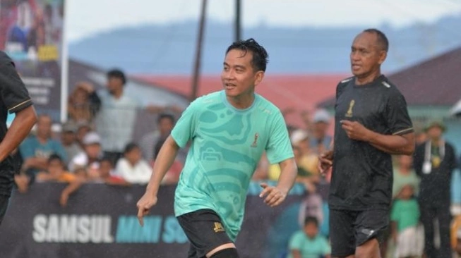 Calon wakil presiden nomor urut 2 Gibran Rakabuming Raka bermain mini soccer bersama Raffi Ahmad. Sumber foto : suara.com
