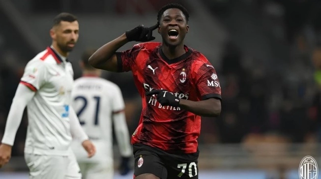 Pemain muda AC Milan Chaka Traore berselebrasi ketika mencetak gol perdananya untuk tim saat membantu Rossoneri menang telak 4-1 melawan Cagliari dalam ajang Coppa Italia, di San Siro, Rabu (3/1/2024). Sumber foto : suara.com