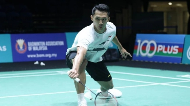 Pebulutangkis tunggal putra Indonesia, Jonatan Christie saat melakoni sesi latihan jelang Malaysia Open 2024 di Axiata Arena, Kuala Lumpur, Malaysia, Senin (8/1/2024). Sumber foto : suara.com
