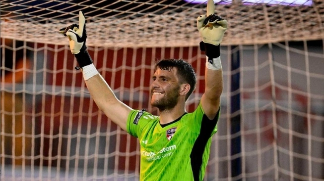 Maarten Paes Saat Membela Klub FC Dallas. Sumber foto : suara.com