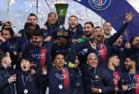 Para pemain Paris Saint-Germain merayakan dengan trofi Piala Super Prancis seusai menaklukkan Toulouse dengan skor 2-0 pada laga final di Parc des Princes di Paris pada 3 Januari 2024. Sumber foto : suara.com