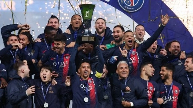 Para pemain Paris Saint-Germain merayakan dengan trofi Piala Super Prancis seusai menaklukkan Toulouse dengan skor 2-0 pada laga final di Parc des Princes di Paris pada 3 Januari 2024. Sumber foto : suara.com