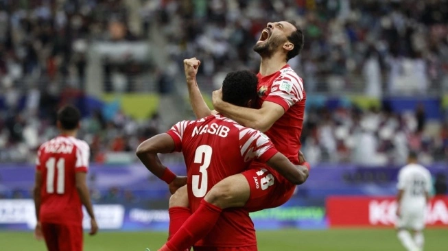Para pemain Yordania merayakan gol ke gawang Irak di babak 16 besar Piala Asia 2023 yang digelar di Stadion Internasional Khalifa di Doha pada 29 Januari 2024. Sumber foto : suara.com