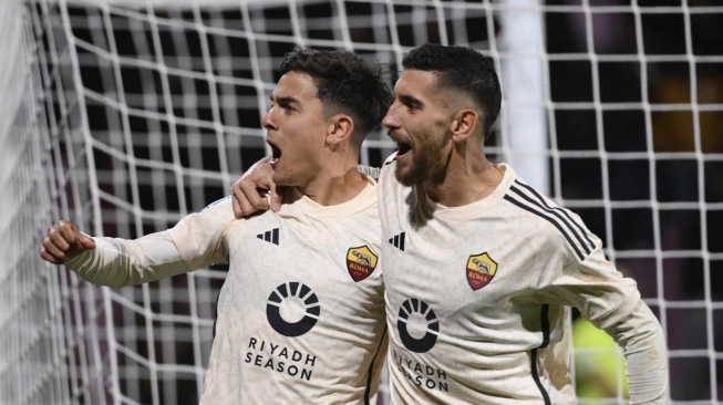 Striker AS Roma, Paulo Dybala (kiri) melakukan selebrasi setelah mencetak gol pembuka timnya lewat titik putih dalam laga pekan ke-22 Liga Italia 2023-2024 antara Salernitana vs AS Roma di Stadion Arehci, Salerno, Selasa (30/1/2024) dini hari WIB (sumber: suara.com)