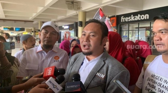 Ketua Tim Kampanye Daerah (TKD) Anies-Muhaimin (AMIN) Sumbar, Rahmat Saleh di Bandara Internasional Minangkabau, Padang, Rabu (3/1/2024). (Suara.com/Rakha)