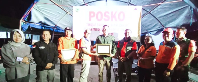 Eddy Purwanto, Sekda Barsel (tengah) didampingi Kepala BPBD, Kepala DSPMD dan Asisten II saat menerima bantuan logistik dan perlengkapan dari Direktur Penanganan Fasilitasi Korban dan Pengungsi, Yus Rizal PNPB pusat  (tengah kiri) bersama jajaran, di Buntok, Kamis (25/1/2024) malam. Foto. Alifansyah/1tulah.com