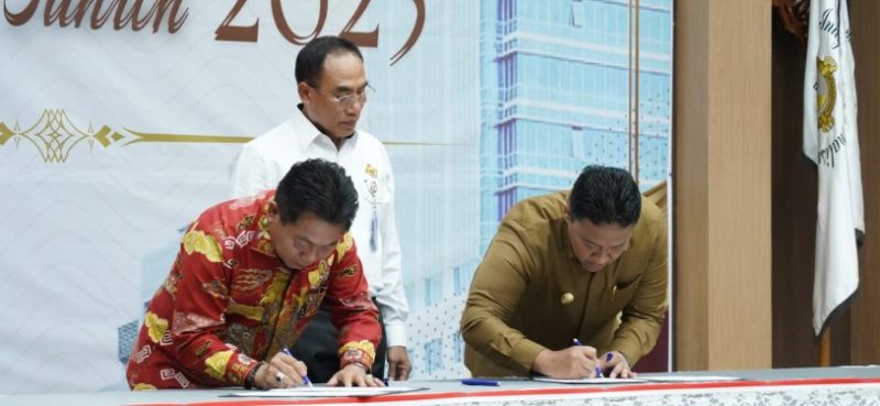 Wagub Kalteng Edy Pratowo menandatangani Berita Acara LHP Dengan Tujuan Tertentu Semester II Tahun 2023. Foto:Istimewa