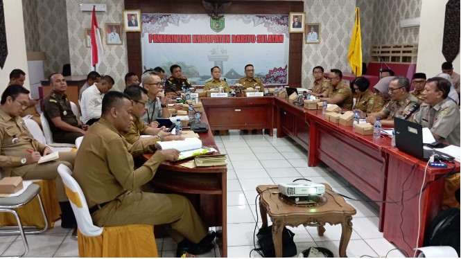 H. Deddy Winarwan Pj. Bupati Barsel (tengah) didampingi Sekda Eddy Purwanto (kanan) dan jajarannya saat memimpin Rakor penetapan status tanggap darurat banjir bersama Forkopimda, di Buntok, Senin (22/1/2024). Foto. Alifansyah/1tulah.com