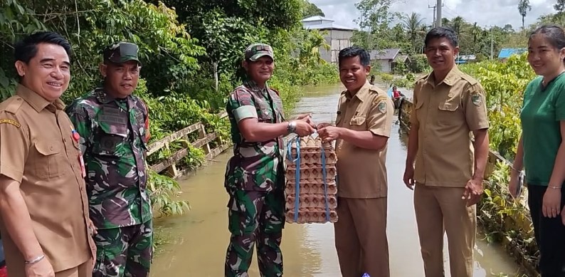  Paket Sembako  di serahkan Kodim 1013 Muara Teweh dan BPPD secara simbolis kepada kepala desa Sei Rahayu 1 dan perwakilan warga.Foto:Delia/1tulah.com