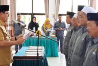 Pj.Bupati Bartim Indra Gunawan saat mengukuhkan Pengurus Baznas Kabupaten Barito Timur. Foto: 1tulah.com/zakirin