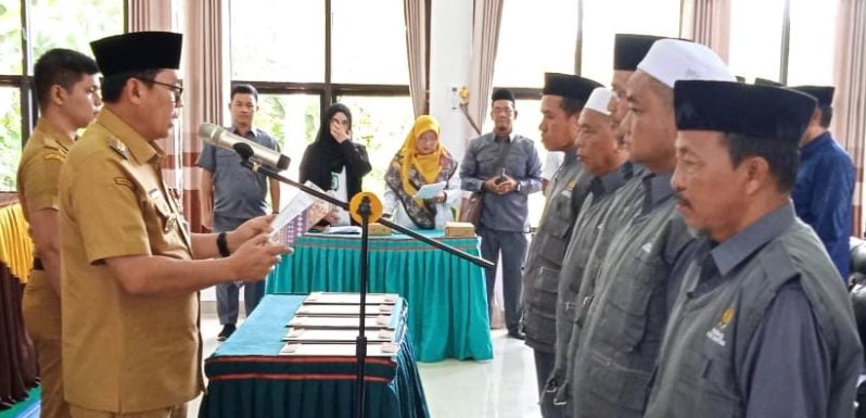Pj.Bupati Bartim Indra Gunawan saat mengukuhkan Pengurus Baznas Kabupaten Barito Timur. Foto: 1tulah.com/zakirin