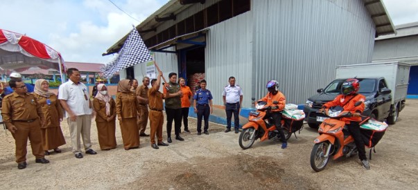 Rahmat Nuryadin, Asisten II Setda Barsel didampingi Kepala Bulog cabang Buntok dan sejumlah Kepala OPD saat melepas rombongan pendistribusian bantuan pangan CBP tahap I, di Buntok, Selasa (30/1/2024). Foto. Alifansyah/1tulah com