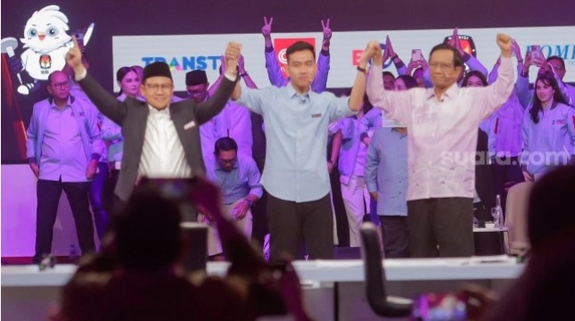Cawapres nomor urut satu Muhaimin Iskandar (kiri), Cawapres nomor urut dua Gibran Rakabuming Raka (tengah) dan Cawapres nomor urut tiga Mahfud MD (kanan) saling berpegangan tangan usai debat perdana Cawapres 2024 di JCC Senayan Jakarta, Jumat (22/12/2023). [Suara.com/Alfian Winanto]