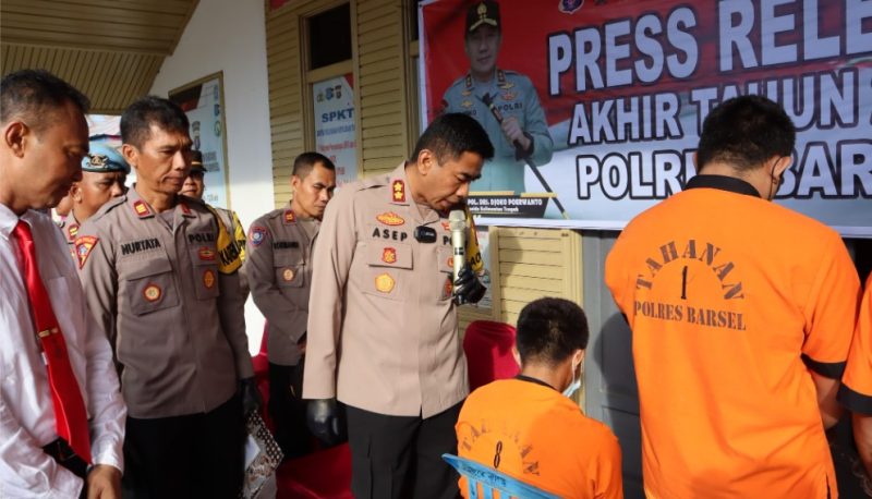 1tulah.com, BUNTOK-Akibat menantang orang berkelahi, seorang pemuda berinisial SR warga jalan Merdeka Raya, RT. 04, Kelurahan Buntok Kota, Kecamatan Dusun Selatan, Kabupaten Barito Selatan (Barsel), tewas ditusuk lawannya pakai tombak, pada Sabtu (30/12/2023) sekirar pukul 21.00 WIB.
Saat dikonfirmasidi Mapolres Lama, jalan Tugu, Minggu (31/12/2023), AKBP Asep Bangbang Saputra didampingi Wakapolres, Kompol Johari Fitri Casdy 
membenarkan adanya tindak pidana penganiayaan yang mengakibatkan hilangnya nyawa seseorang yang terjadi di pasar Sayur dan Ikan (Saik) Buntok, jalan Merdeka Raya itu.
