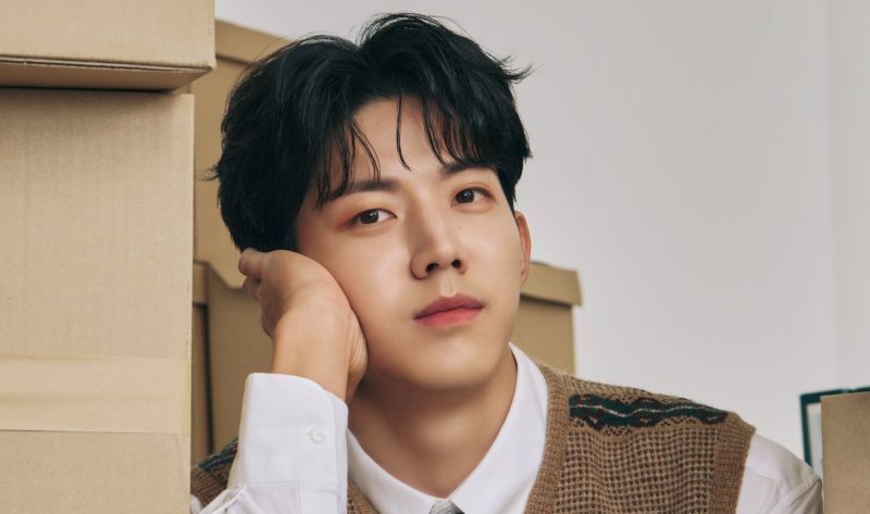 Dowoon DAY6 giveaway ikan hasil pancing ke penggemar. (foto: DAY6)