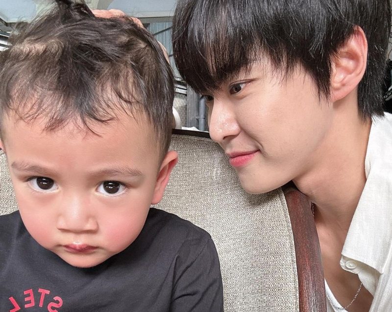 Doyoung NCT bagikan potret bersama Cipung. (foto: instagram @do0_nct)