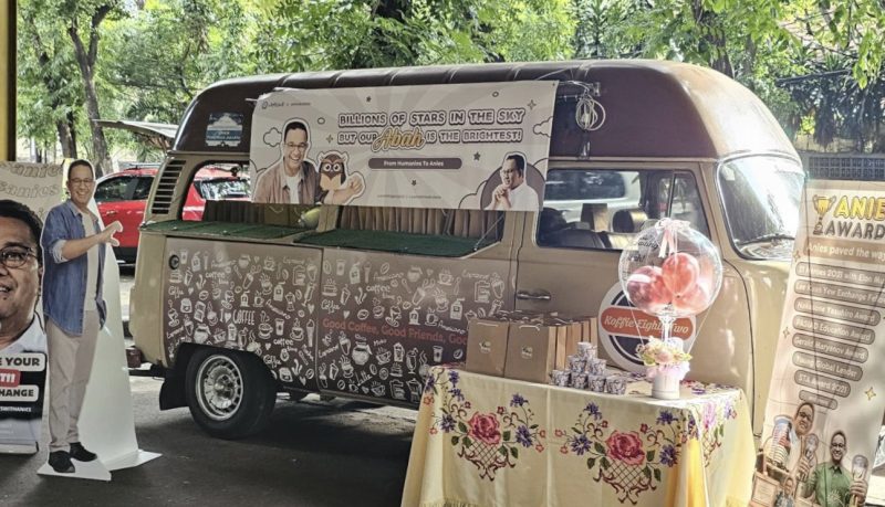 Anies Baswedan dapat food truck dari Humanies. (foto: X @AniesBubble)