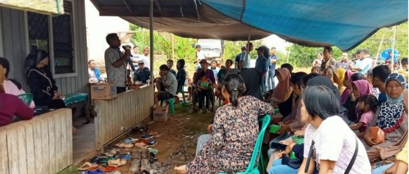 Anggota DPRD Barito Utara H.Tajeri saat menerima keluhan warga terkait penerangan jalan raya yang belum dipasang. Foto:Delia/1tulah.com

